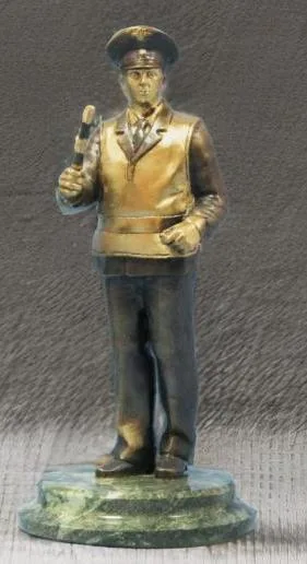 Бронзовая статуэтка «Сотрудник ДПС» — красивый подарок