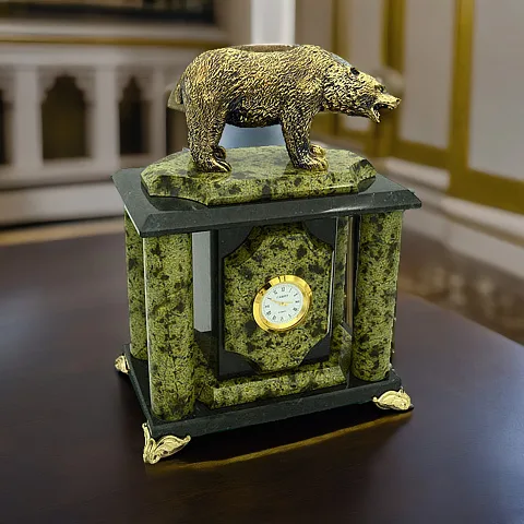 Часы «Медведь» с бронзовой фигурой на змеевике — оригинальный подарок