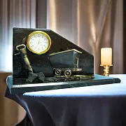 Часы «Шахтёрские» с вагонеткой и отбойным молотком — красивый подарок — фотография 1