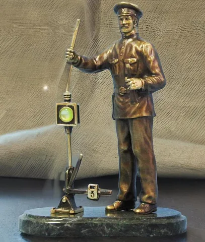 Бронзовая статуэтка «Железнодорожник» — необычный подарок