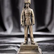 Бронзовая статуэтка «Королевский гвардеец Великобритании» — оригинальный подарок — фотография 1