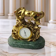 Подарочные настольные часы с бронзовым конём на змеевике — фотография 1