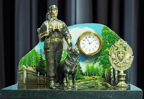Часы «Застава» с пограничником, собакой и гербом — оригинальный подарок