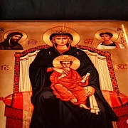 Икона "Богоматерь на престоле" — красивый подарок — фотография 6