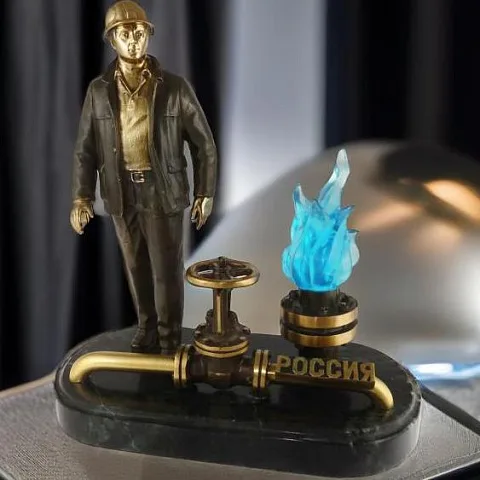 Бронзовый сувенир «Работник российской газовой промышленности» со змеевиком — красивый подарок