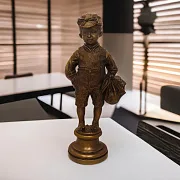 На память: Композиция «Озорник» из бронзы — фотография 1