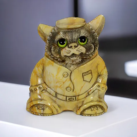 Скульптура «Котик в кепке» из камня — необычный подарок