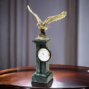 На память: Винтажные настольные часы «Орел» из бронзы и змеевика — фотография 1