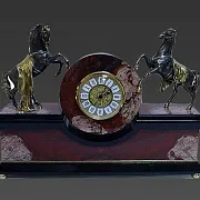 Каминные часы «Кони» из яшмы и долерита — красивый подарок — фотография 3