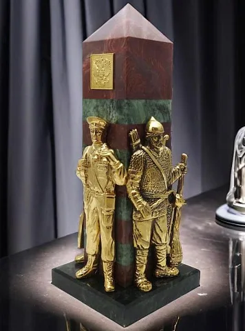 На память: Статуэтка «История пограничных войск»