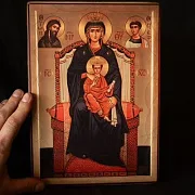 Икона "Богоматерь на престоле" — красивый подарок — фотография 1
