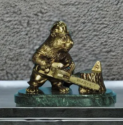 Бронзовая фигурка «Бобер-лесоруб» со змеевиком — оригинальный подарок