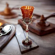 На память: Бокал для вина из камня (янтарь) — фотография 1