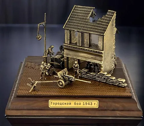 Диорама «Городской бой 1943 г.» из бронзы и ясеня, 1:72 — необычный подарок