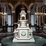Подарочные каминные часы «Церковь» из лемезита и мрамора — фотография 1