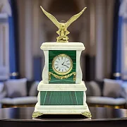 Подарочные сувенирные настольные часы «Орел» из малахита и мрамора — фотография 1