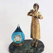 Подарочные часы «Лаборант-эколог» с циферблатом в капле — фотография 2