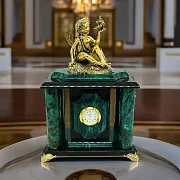 Часы «Мальчик с голубем» из змеевика — необычный подарок — фотография 1