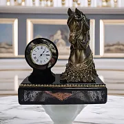 Интерьерные часы «Конь» из долерита и яшмы в подарок — фотография 1