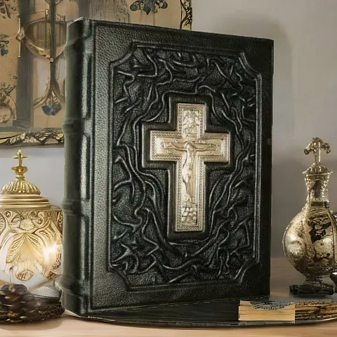 На память: Евангелие — книга в кожаном переплёте