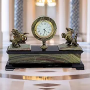 Каминные часы с бронзовыми конями, яшмой и долеритом — оригинальный подарок — фотография 1